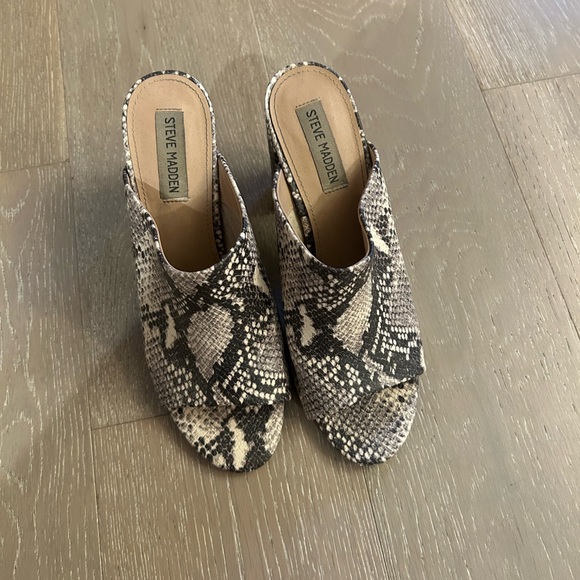 Steve Madden faux snakeskin pumps - Picture 2 of 3